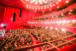 Aux États-Unis, Shen Yun s'est produit dans tout le pays, notamment au Kennedy Center à Washington, DC.