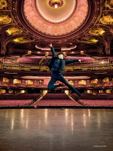 Entretemps, sur scène, le danseur Sam Pu élève l'atmosphère festive à de nouveaux sommets grâce à un saut spectaculaire.