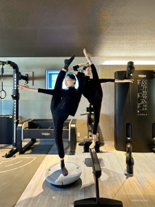 Mais les grands sauts et les techniques à couper le souffle ne s’acquièrent pas du jour au lendemain : ils sont le résultat d'années de pratique assidue. Lors d’un jour de congé, les danseuses affinent leur équilibre et leur souplesse dans une salle de sport.