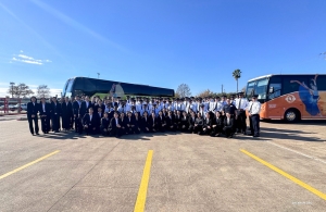 Les artistes de Shen Yun s'unissent aux cadets de la police de Houston pour une photo de groupe mémorable, jetant un pont entre les cultures et les communautés grâce au langage universel de l'art.