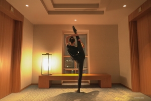 Bien sûr, après avoir savouré un bon repas, il est important de rester actif ! La danseuse Jessica Si nous montre comment faire, brûlant des calories avec des mouvements impressionnants dans sa chambre d'hôtel.