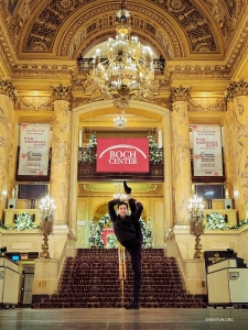 Dans le hall d'entrée du Wang Theatre de Boston, le danseur Justin Shi répand de la joie pendant les fêtes avec ce grand écart vertical. 