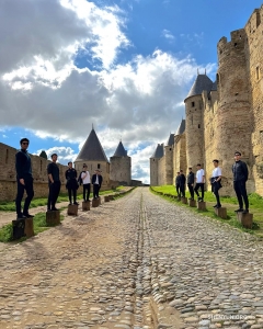 Des danseurs montent la garde à la Cité de Carcassonne en France, citadelle médiévale classée au patrimoine mondial de l'UNESCO.